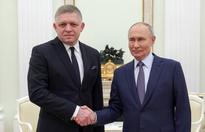 El presidente ruso Vladímir Putin, derecha, y el primer ministro eslovaco Robert Fico posan durante su reunión en el Kremlin, en Moscú, Rusia, el domingo 22 de diciembre de 2024. (Gavriil Grigorov, Sputnik, Kremlin Pool Photo vía AP)