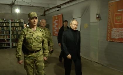 El presidente ruso Vladimir Putin durante una visita al cuartel general ruso en la región ocupada de Lugansk, el 18 de abril de 2023 