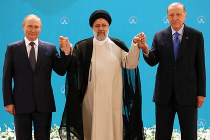 El presidente ruso Vladimir Putin, el presidente iraní Ebrahim Raisi y el presidente turco Recep Tayyip Erdogan, el 19 de julio de 2022