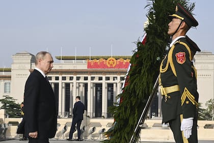 El presidente ruso, Vladimir Putin, en la plaza Tiananmen, en Pekín. (Sergei Bobylev, Sputnik, Kremlin Pool Photo via AP)