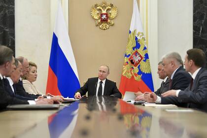 La producción de las Sputnik V y Sputnik Light se convirtieron en un político para Putin cuando más lo necesitaba