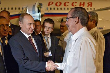 El presidente ruso, Vladímir Putin, es recibido por un representante cubano a su llegada al Aeropuerto Internacional José Martí de La Habana