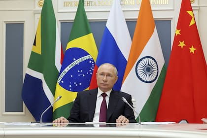 El presidente ruso, Vladimir Putin, escucha a los líderes del grupo Brics de economías emergentes al comienzo de una cumbre de tres días en Johannesburgo, Sudáfrica, a través de videoconferencia desde Moscú, Rusia, el miércoles 23 de agosto de 2023. 