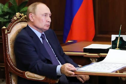 El presidente ruso, Vladimir Putin, escucha al jefe del Servicio Federal de Registro Estatal, Catastro y Cartografía, Oleg Skufinsky, durante su reunión en el Kremlin en Moscú, Rusia, el lunes 17 de octubre de 2022