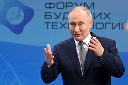 El presidente ruso, Vladimir Putin, habla ante científicos en una reunión paralela al Foro de Tecnologías del Futuro en el Centro Mundial de Comercio, el miércoles 14 de febrero de 2024, en Moscú, Rusia. (Kristina Kormilitsyna, Sputnik, foto compartida por el Kremlin vía AP)