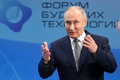 El presidente ruso, Vladimir Putin, habla ante científicos en una reunión paralela al Foro de Tecnologías del Futuro en el Centro Mundial de Comercio, el miércoles 14 de febrero de 2024, en Moscú, Rusia. (Kristina Kormilitsyna, Sputnik, foto compartida por el Kremlin vía AP)
