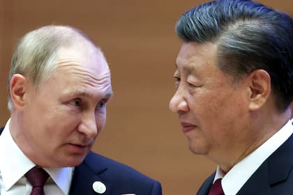 El presidente ruso, Vladimir Putin, habla con el presidente chino, Xi Jinping, durante una reunión en Samarcanda, Uzbekistán, el 16 de septiembre del 2022.  (Serguéi Bobylev, Sputnik, Kremlin Pool Foto vía AP)