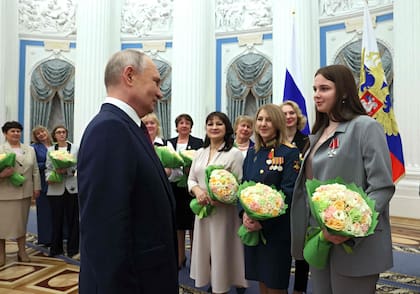 El presidente ruso Vladimir Putin habla con la gente después de una ceremonia de entrega de premios para celebrar el Día de la Mujer en Moscú el 8 de marzo de 2023.