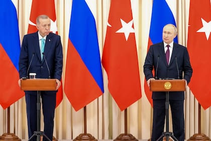 El presidente ruso, Vladímir Putin, habla durante una rueda de prensa conjunta con el presidente turco, Recep Tayyip Erdogan, en la que se abordó la cuestión del acuerdo de granos