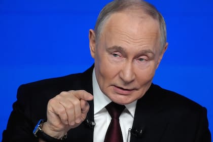 El presidente ruso Vladímir Putin habla en su conferencia de prensa y programa de llamadas telefónicas anual en Gostinny Dvor, Moscú, el viernes 19 de diciembre de 2025