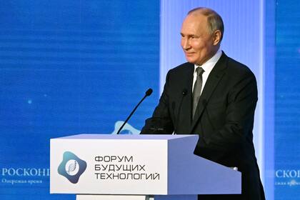 El presidente ruso Vladímir Putin habla en una sesión plenaria del Foro de Tecnologías del Futuro en el Centro Mundial de Comercio, el miércoles 14 de febrero de 2024, en Moscú, Rusia. (Alexei Maishev, Sputnik, Kremlin Pool Photo vía AP)