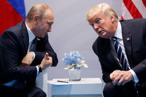 El presidente ruso Vladímir Putin, izquierda, dialoga con su homólogo estadounidense Donald Trump en el marco de una cumbre del G-20 en Hamburgo, el 7 de julio de 2017