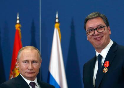 El presidente ruso, Vladimir Putin (izquierda), posa con el presidente serbio, Aleksandar Vucic, luego de recibir la Orden Alexander Nevsky en Belgrado, Serbia, el jueves 17 de enero de 2019