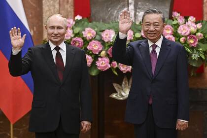El presidente ruso Vladimir Putin, izquierda, y el presidente de Vietnam To Lam saludan mientras posan para las fotos en el Palacio Presidencial en Hanoi, Vietnam jueves, 20 de junio de 2024.