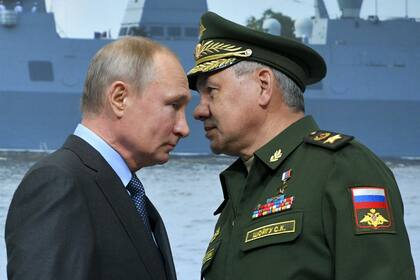 El presidente ruso Vladimir Putin y el ministro de Defensa ruso, Sergei Shoigu; la comunidad europea acusa a rusia por permanentes ciberataques