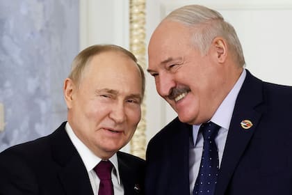 El presidente ruso, VladÍmir Putin, izquierda, y el presidente de Bielorrusia, Alexander Lukashenko