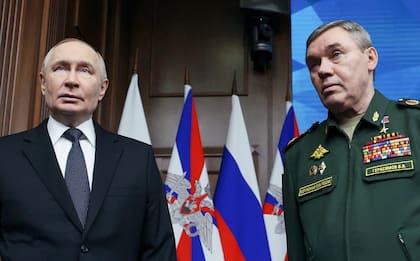 El presidente ruso Vladímir Putin, izquierda, y el jefe del Estado Mayor de Rusia, el general Valery Gerasimov, asisten a la reunión anual del Ministerio de Defensa del país y premiación de soldados en Moscú, Rusia, el miércoles 17 de diciembre de 2025. (Alexander Kazakov/Sputnik, Kremlin Pool Foto vía AP)
