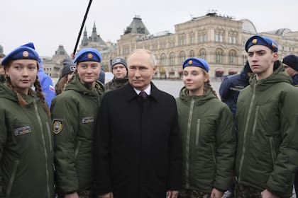 El presidente ruso Vladimir Putin, junto a miembros del Movimiento Nacional de Jóvenes Cadetes del Ejército de Rusia