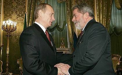 El presidente ruso, Vladimir Putin, junto al expresidente de Brasil, Luiz Inacio Lula da Silva, en el Kremlin, el 18 de octubre de 2005