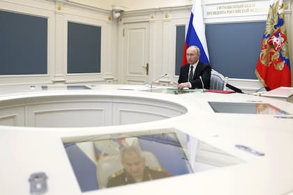 El presidente ruso Vladimir Putin lleva a cabo un entrenamiento con las fuerzas y medios de los componentes terrestres, marítimos y aéreos de las fuerzas de disuasión nuclear en Moscú, Rusia, el miércoles 25 de octubre de 2023.