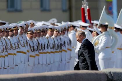 El presidente ruso Vladimir Putin participa en San Petersburgo del desfile del Día de la Marina el 26 de julio de 2020