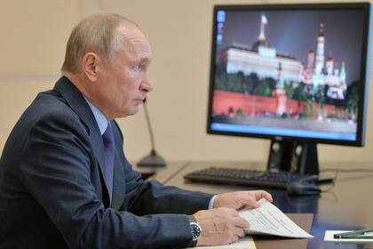 El presidente ruso, Vladimir Putin, preside una reunión con miembros del gobierno a través de una teleconferencia, en las afueras de Moscú, el 29 de septiembre de 2020.