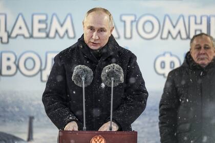 El presidente ruso Vladimir Putin pronuncia su discurso mientras asiste a una ceremonia de izado de bandera de submarinos nucleares recién construidos en los astilleros Sevmash de Severodvinsk, en la región rusa de Archangelsk, el lunes 11 de diciembre de 2023. 
