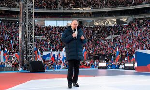 El presidente ruso Vladimir Putin pronuncia un discurso durante un concierto organizado en el estadio Luzhniki para conmemorar el 8vo aniversario del referéndum sobre el estatus de Crimea y Sevastopol y su reunificación con Rusia, el viernes 18 de marzo de 2022, en Moscú, Rusia. (Ramil Sitdikov/Sputnik Pool Foto vía AP)