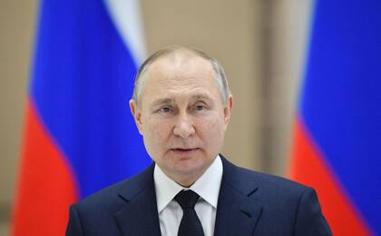 El presidente ruso Vladimir Putin pronuncia un discurso mientras visita el cosmódromo de Vostochny, a unos 180 km al norte de Blagoveschensk, en la región de Amur, el 12 de abril de 2022.
