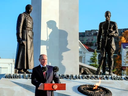 El presidente ruso Vladimir Putin pronuncia un discurso en el monumento a la Guerra Civil rusa en el Día de la Unidad, Sevastopol, Crimea, jueves 4 de noviembre de 2021. (AP Foto/Mikhail Metzel)