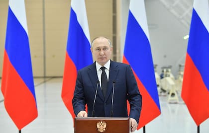 El presidente ruso Vladimir Putin pronuncia un discurso, mientras visita el cosmódromo de Vostochny, a unos 180 km al norte de Blagoveschensk, región de Amur, el 12 de abril de 2022.