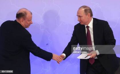 El presidente ruso Vladimir Putin (R) estrecha la mano del multimillonario y empresario Vladimir Potanin (L) durante la sesión plenaria del Congreso de la Unión Rusa de Industriales y Empresarios (RSPP) al margen de la Semana de los Negocios de Rusia en Moscú, Rusia, 16 de marzo de 2017.