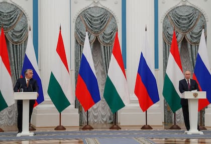 El presidente ruso Vladimir Putin (R) y el primer ministro húngaro Viktor Orban dan una rueda de prensa durante su reunión en el Kremlin en Moscú el 1 de febrero de 2022