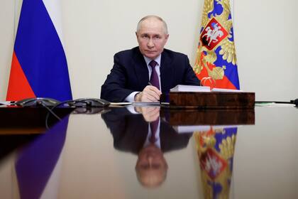 El presidente ruso Vladímir Putin realiza una reunión virtual con el gobernador de la región de Bryansk, Alexander Bogomaz, en la residencia de Estado Novo-Ogaryovo en la afueras de Moscú, Rusia, el jueves 13 de febrero de 2025