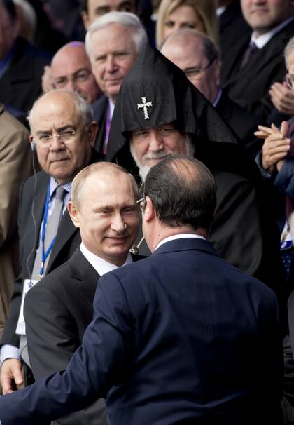 El presidente ruso, Vladimir Putin, saluda a su par de Francia, François Hollande, en Armenia, durante el acto central del centenario del genocidio