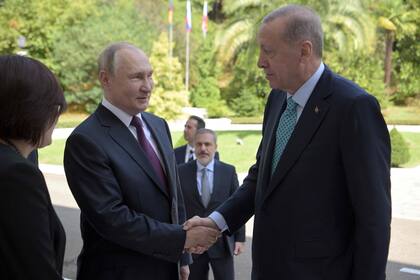 El presidente ruso, Vladimir Putin, saluda su homólogo turco, Recep Tayyip Erdogan