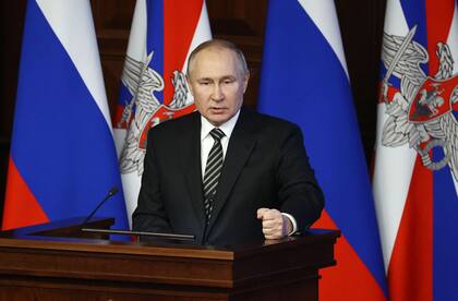 El presidente ruso Vladimir Putin se dirige a la audiencia en la reunión anual de la junta del Ministerio de Defensa en Moscú el 21 de diciembre de 2021