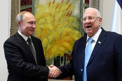 El presidente ruso Vladimir Putin, se reúne con el entonces presidente israelí Reuven Rivlin en su residencia en Jerusalén, Israel, en 2020