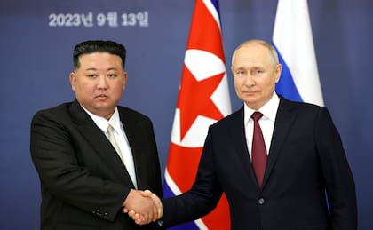 El presidente ruso Vladimir Putin se reúne con el líder norcoreano Kim Jong-un en el Cosmódromo de Vostochny. 