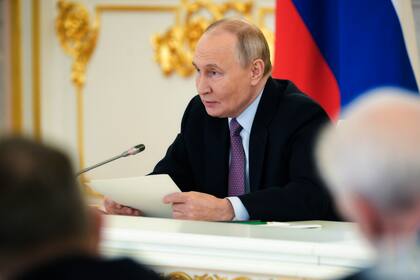 El presidente ruso Vladímir Putin sostiene una reunión con el Consejo Presidencial para el Desarrollo Estratégico y Proyectos Nacionales, en el Kremlin, en Moscú, Rusia, el jueves 5 de diciembre de 2024. (Vladimir Astapkovich, Sputnik, Kremlin Pool Photo vía AP)