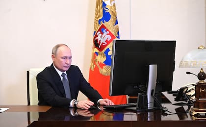 El presidente ruso, Vladimir Putin, votando en forma electrónica durante la elección presidencial de Rusia. (Xinhua/Servicio de prensa presidencial de Rusia)