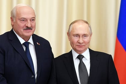 El presidente ruso, Vladimir Putin, y el bielorruso, Alexander Lukashenko, posan para la foto antes de sus conversaciones en la residencia estatal de  Novo-Ogaryovo en las afueras de Moscú, 17 de febrero de 2023. (Vladimir Astapkovich, Sputnik, Kremlin Pool Photo via AP, File)