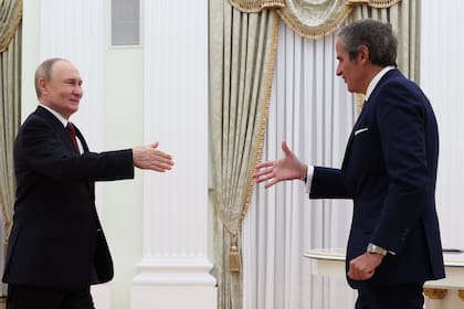 El presidente ruso, Vladimir Putin, y el director general del Organismo Internacional de Energía Atómica (OIEA), Rafael Grossi, en Moscú, Rusia, el 25 de septiembre de 2025