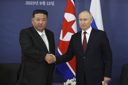 El presidente ruso, Vladimir Putin, y el líder de Corea del Norte, Kim Jong-un, se estrechan la mano durante su reunión en el cosmódromo de Vostochny, en la región oriental lejana de Amur, Rusia, el 13 de septiembre de 2023. 