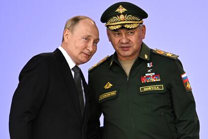 El presidente ruso VLadimir Putin y el ministro de Defensa Serguéi Shoigu asisten a la apertura de una conferencia de seguridad en las afueras de Moscú el 15 de agosto del 2022. (Sputnik, Kremlin Pool Foto via AP)
