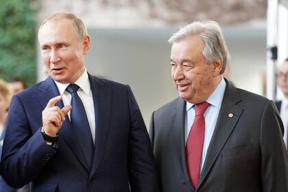 El presidente ruso, Vladimir Putin, y el secretario general de las Naciones Unidas, Antonio Guterres, llegan a la Cancillería Federal, el 19 de enero de 2020