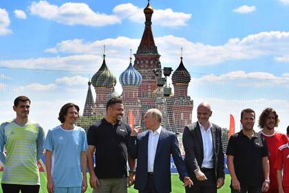 El presidente ruso Vladimir Putin y el,presidente de la FIFA Gianni Infantino posan para una foto junto a los ex jugadores Iker Casillas, Alexei Smertin, Ronaldo, Lothar Matthaeus y Carles Puyol en Moscú. Solo faltó Maradona