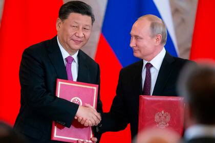 El presidente ruso, Vladimir Putin, y su homólogo chino, Xi Jinping, intercambian documentos durante una ceremonia de firma tras sus conversaciones en el Kremlin en Moscú el 5 de junio de 2019