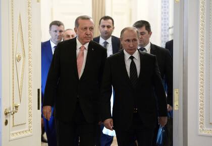 El presidente ruso, Vladimir Putin, y su homólogo turco, Recep Tayyip Erdogan, en el Palacio Konstantinovsky en Strelna a las afueras de San Petersburgo en Rusia, en 2016. EFE/Alexei Nikolsky