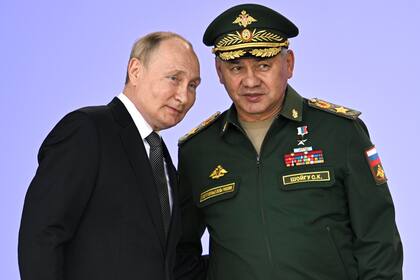 El presidente ruso Vladimir Putin y su ministro de defensa Sergei Shoigu en las afueras de Moscú el 15 de agosto del 2022. (Sputnik, Kremlin Pool Photo via AP, File)